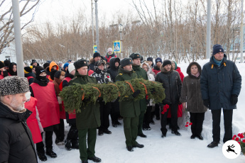 У памятника "Щит и меч" прошел торжественный митинг, посвященный Дню защитника Отечества.